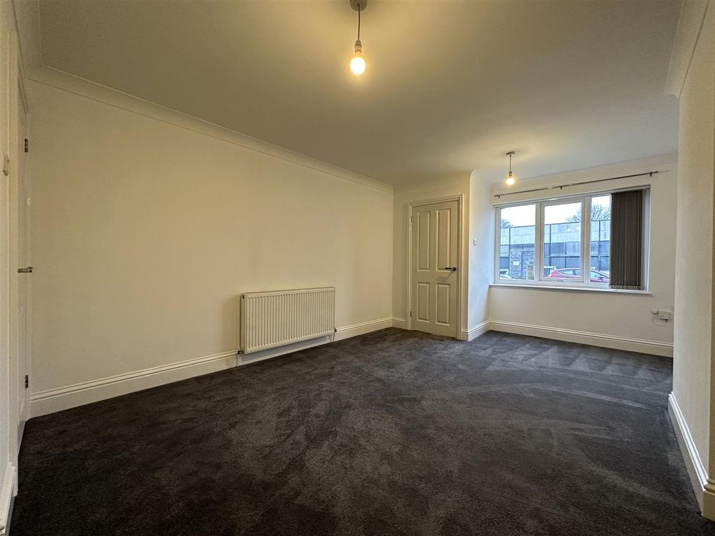 Property photo 3 of 12 Lounge