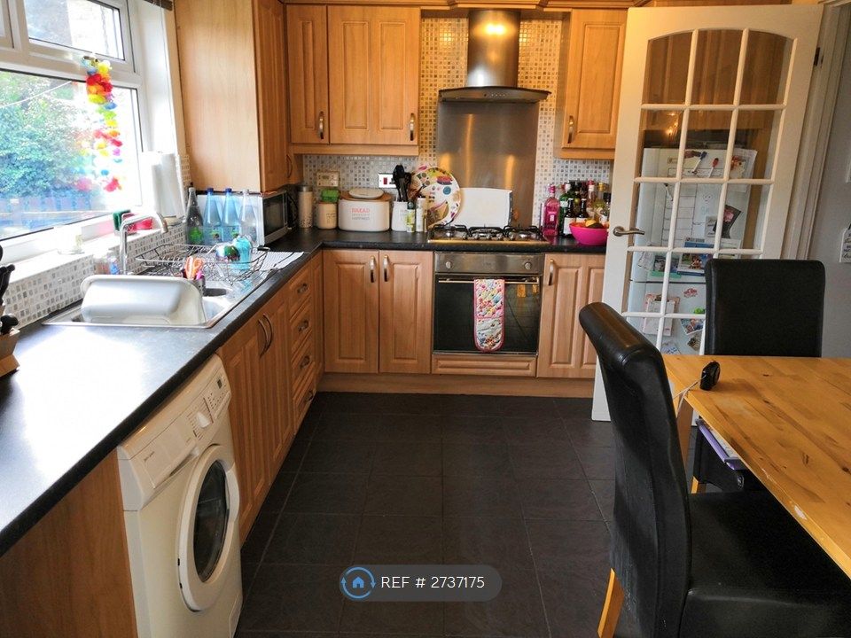 Property photo 3 of 11 Gas Hob, Electric Oven