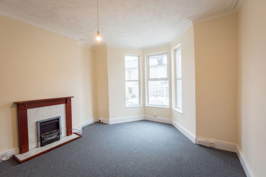 Property photo 3 of 19 Living Room