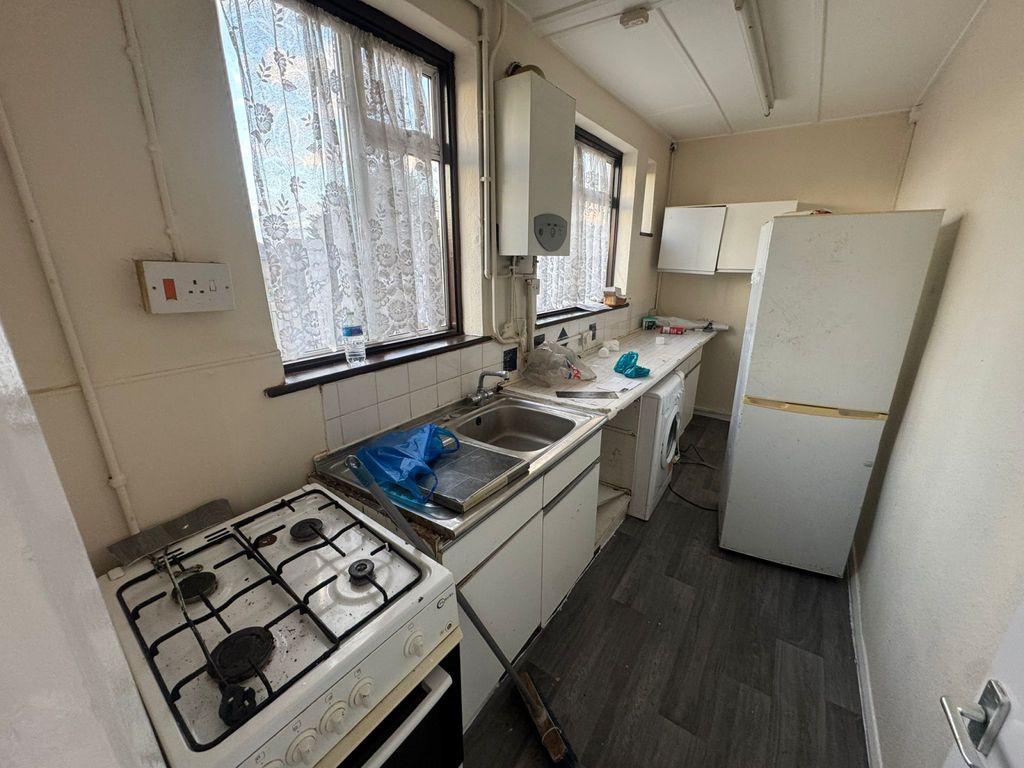 Property photo 1 of 7 4 Bed Flat To Rent