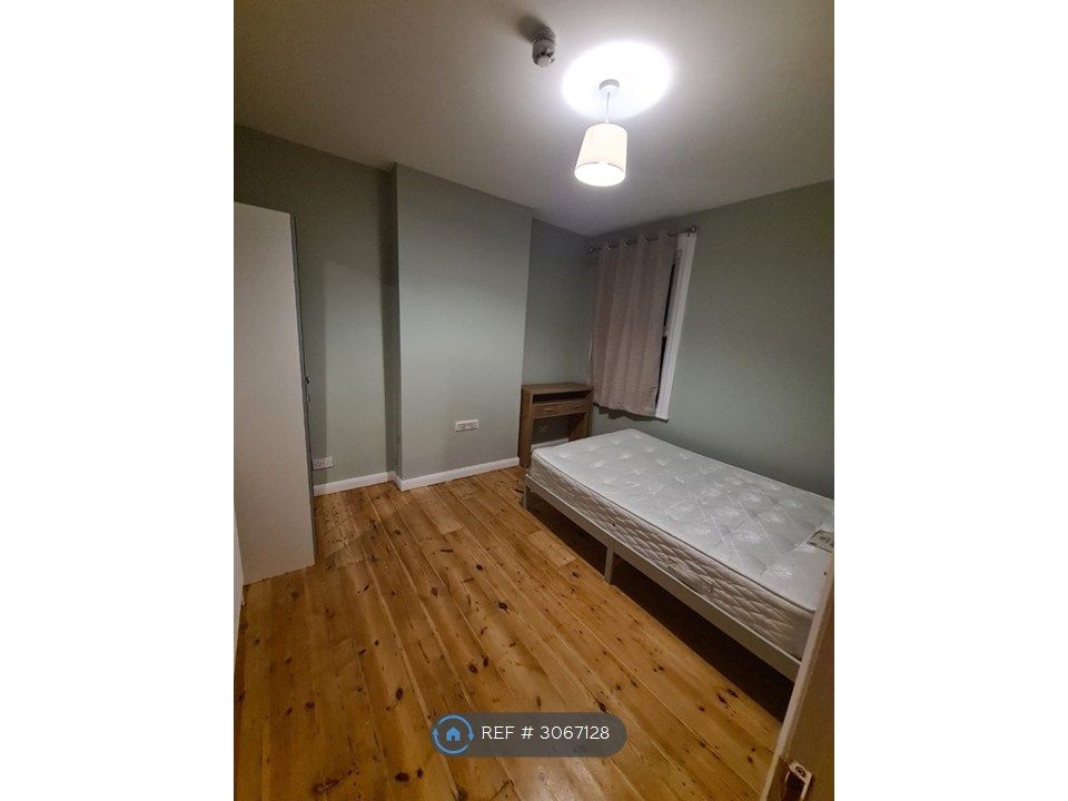 Property photo 2 of 7 Large Double Bedroom