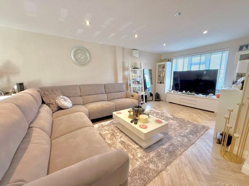 Property photo 2 of 14 Lounge