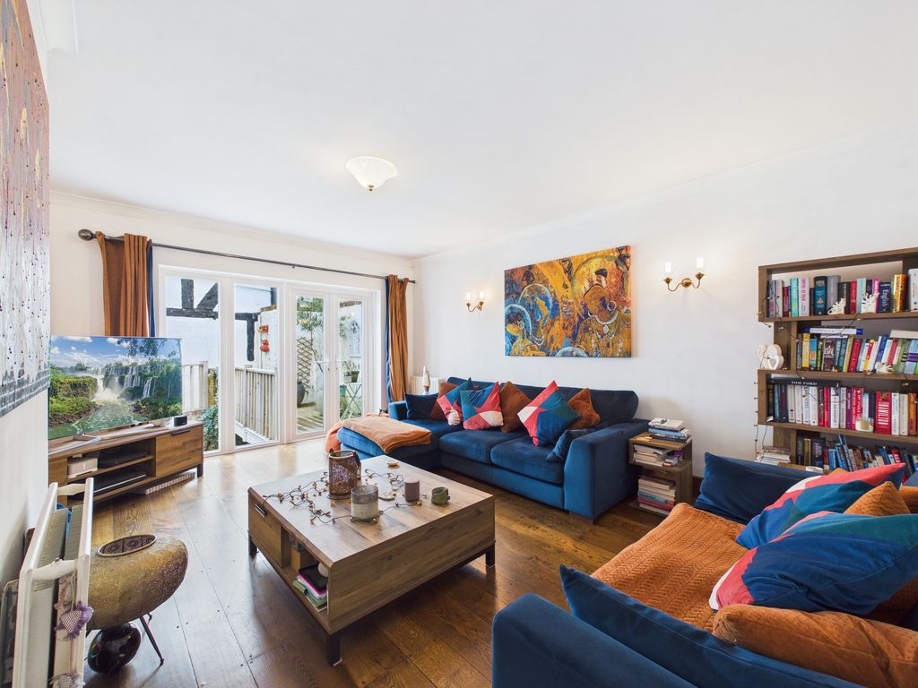 Property photo 3 of 30 Cam04018G0-Pr0447-Still022