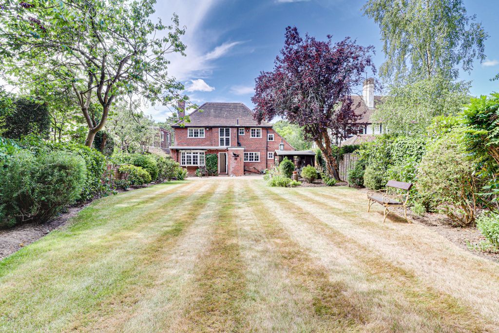 Property photo 2 of 16 Garden