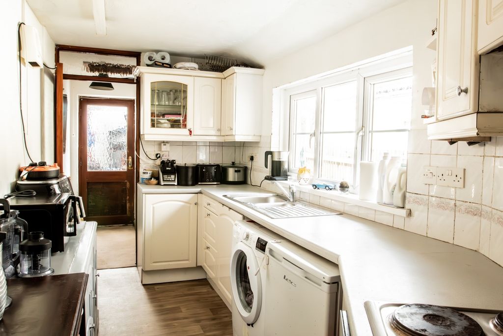 Property photo 2 of 11 8 Market Street Bodmin 01208 74182-1