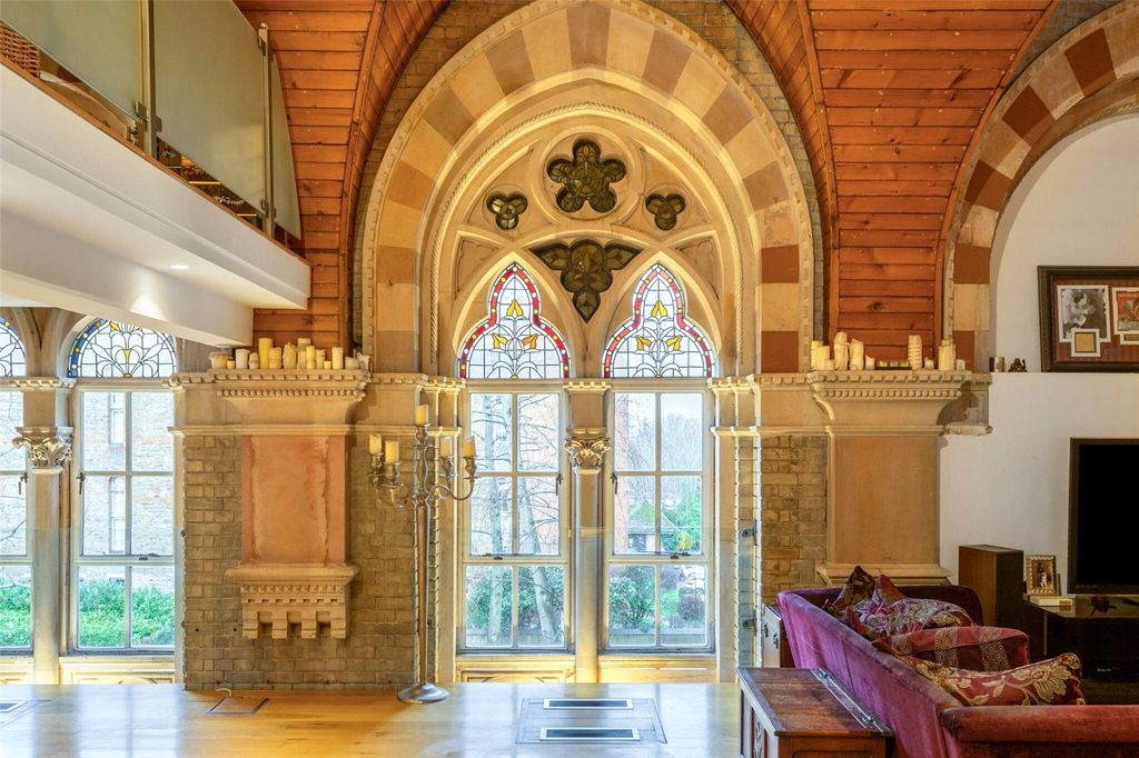 Property photo 3 of 18 Feature Window