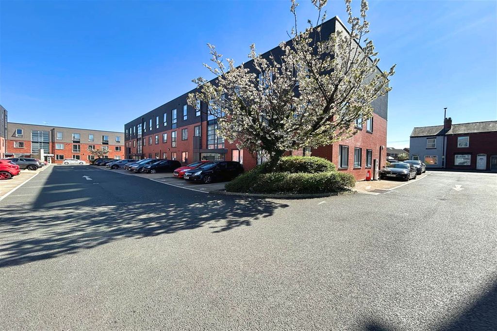 Property photo 1 of 18 (Main)
