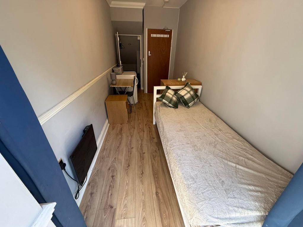 Property photo 2 of 14 Room 2- £600 Available 16/18/2026