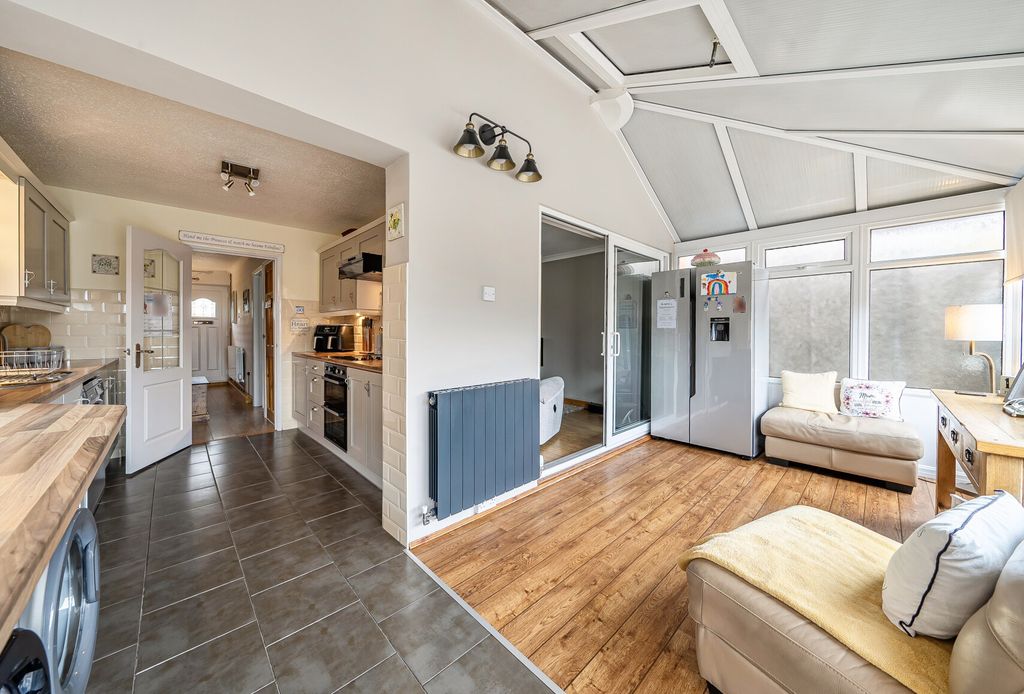 Property photo 3 of 15 1415095-19-698Dd0...