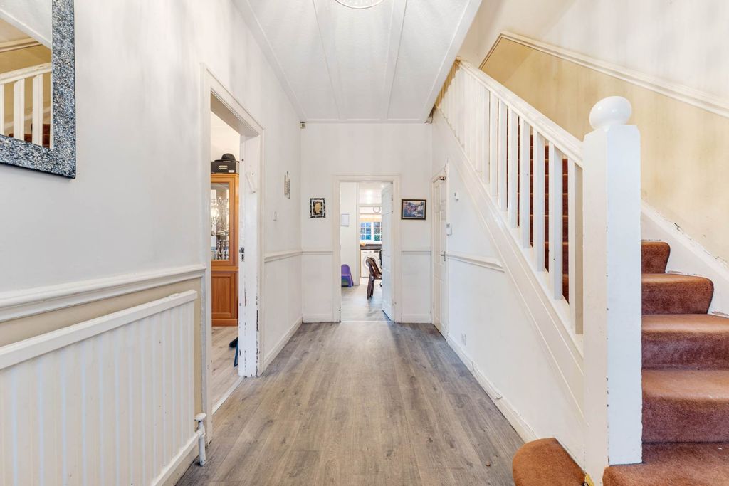 Property photo 2 of 27