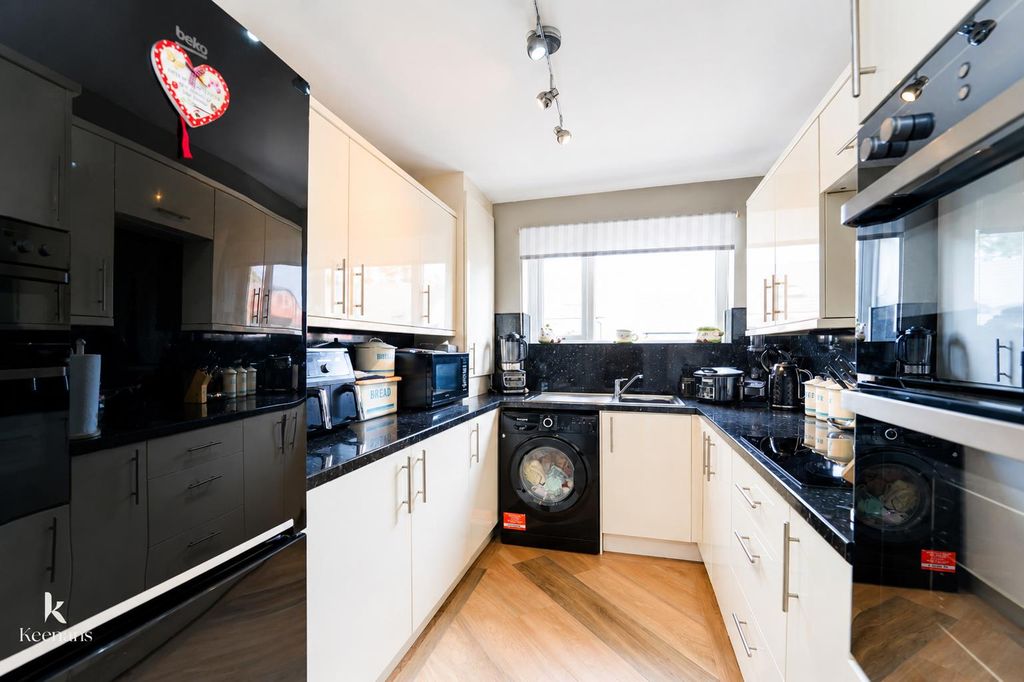Property photo 2 of 25