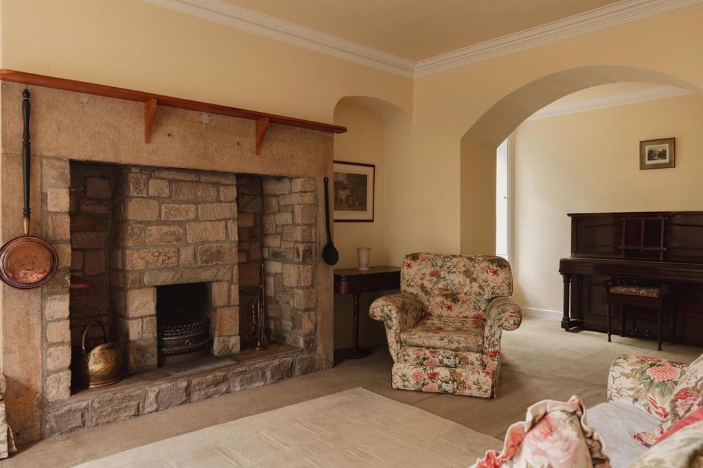 Property photo 2 of 25