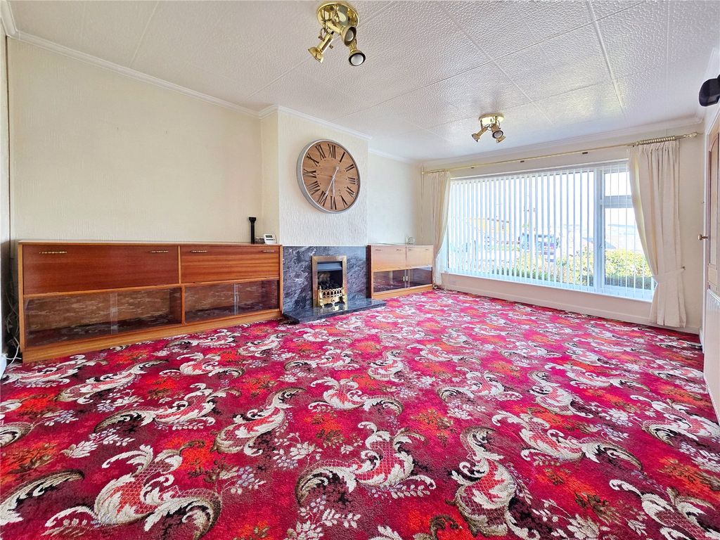 Property photo 3 of 12 Lounge