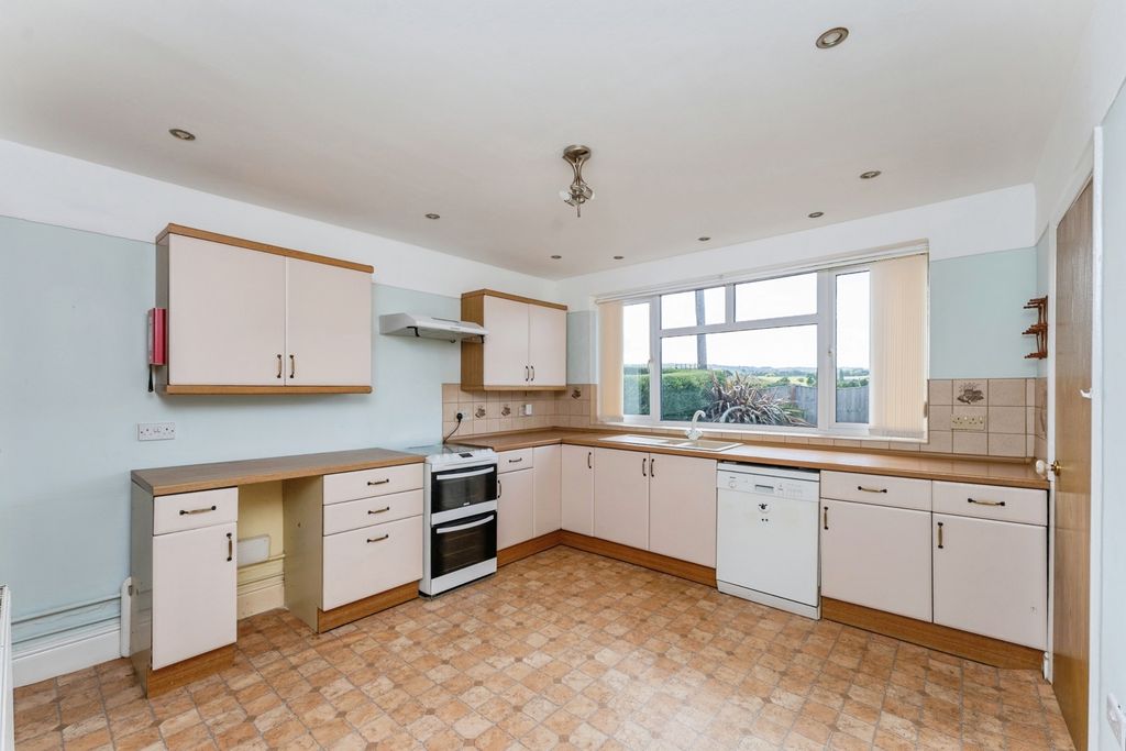 Property photo 2 of 17 Kitchen