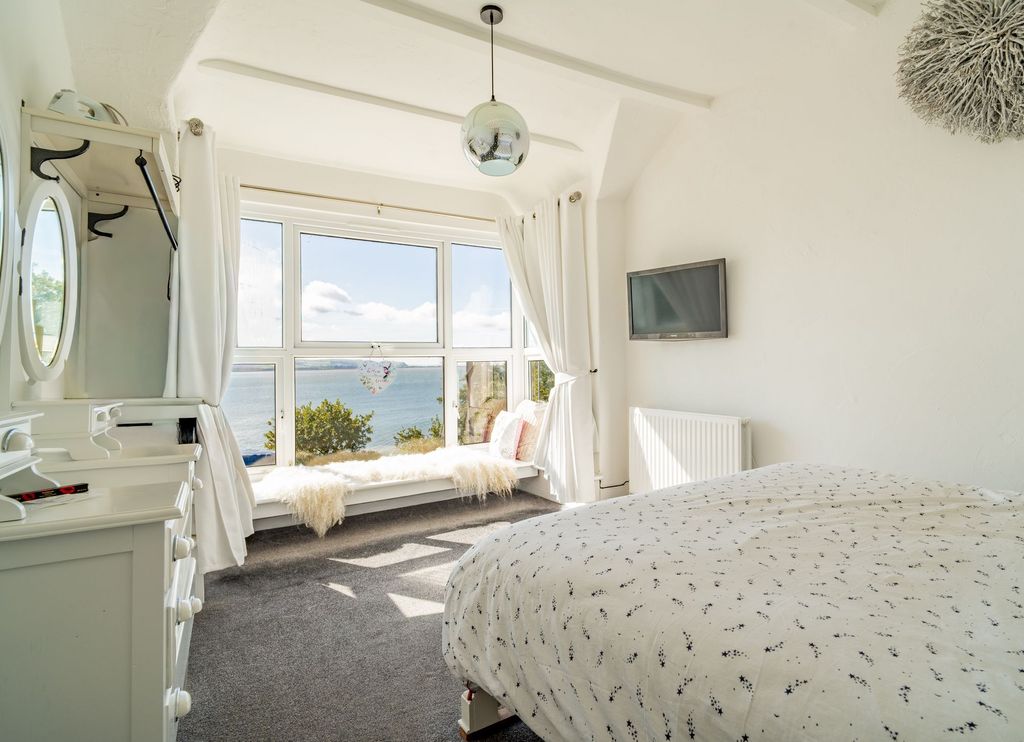 Property photo 2 of 32