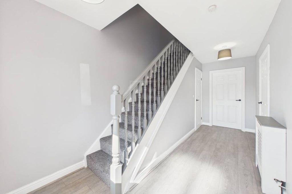 Property photo 2 of 8 Entrance