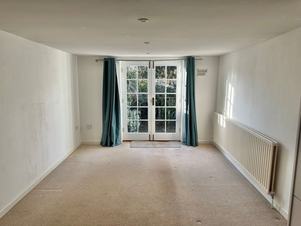 Property photo 2 of 8 Lounge