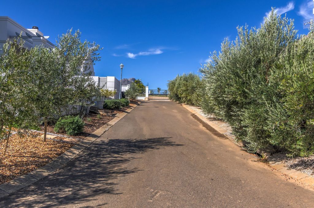 Property photo 2 of 10 St1610745