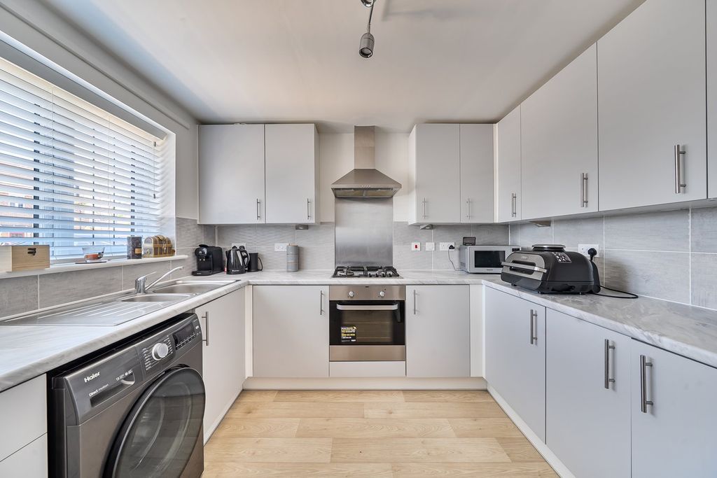 Property photo 3 of 23