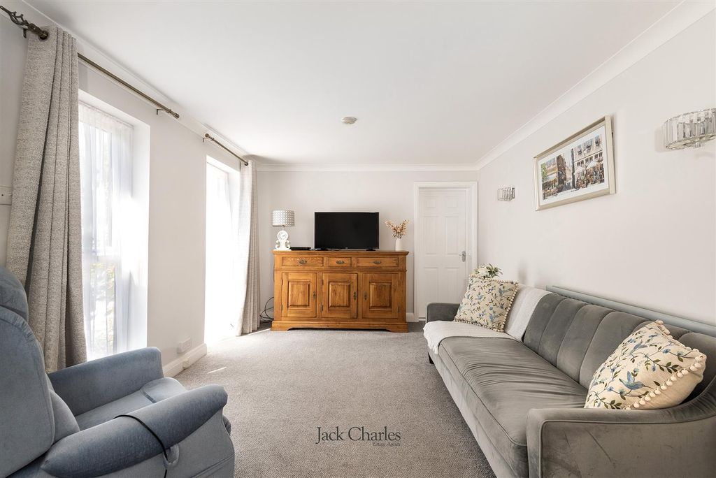 Property photo 3 of 16 18 Maltings Close, Tn11 0Dy 003.Jpg