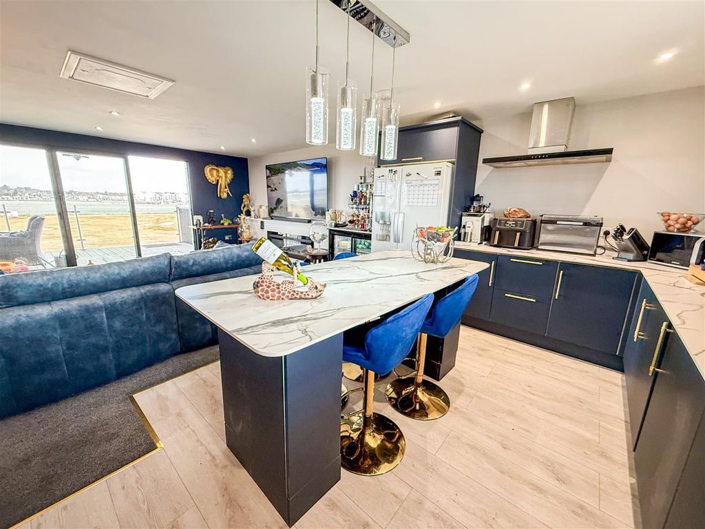 Property photo 2 of 37 Lounge / Kitchen / Family Area