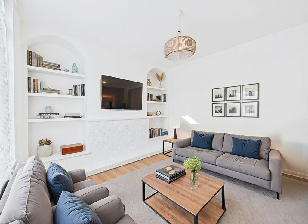 Property photo 2 of 22 Lounge (Virtually Furnished)