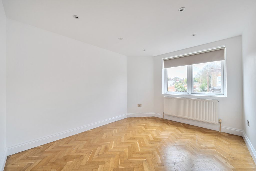 Property photo 2 of 9 1439822-13-69ce56...