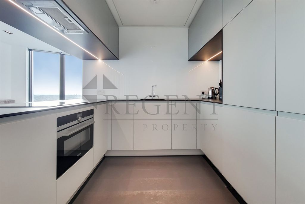Property photo 3 of 10 Kitchen