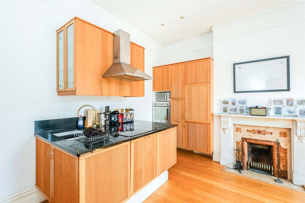 Property photo 2 of 10 Kitchen / Lounge
