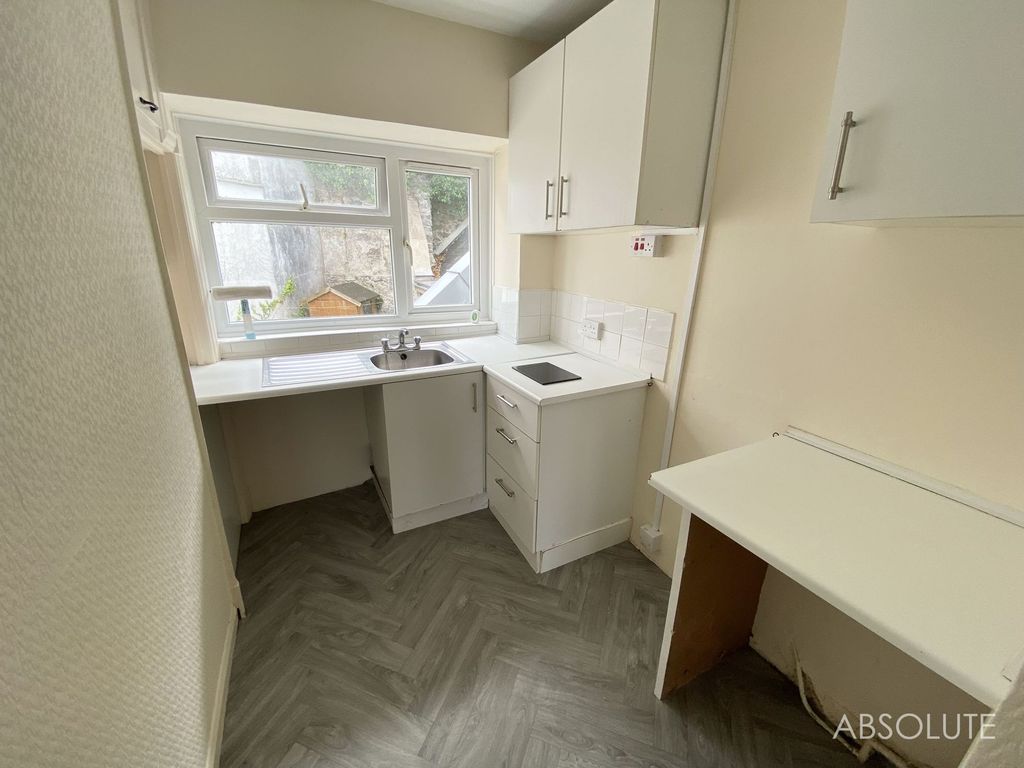 Property photo 3 of 10 Kitchen