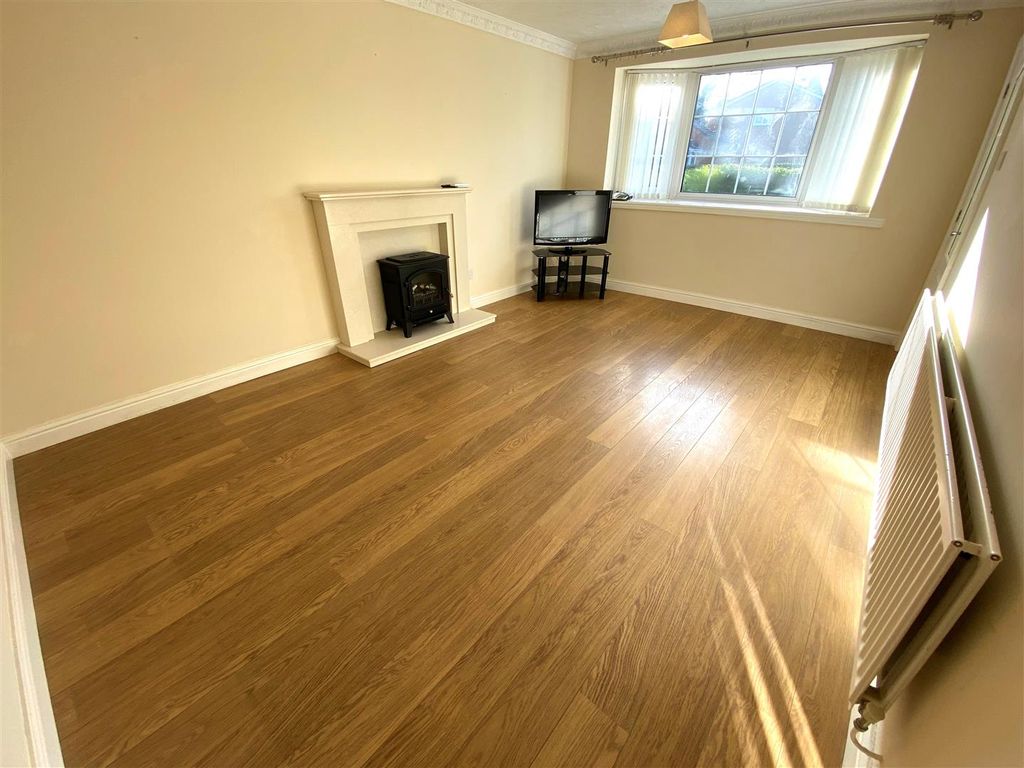 Property photo 3 of 8 Lounge.Jpg