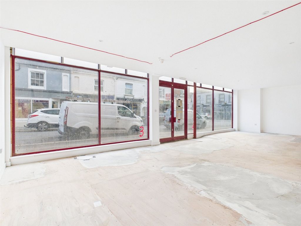 Property photo 3 of 7 Shop Front