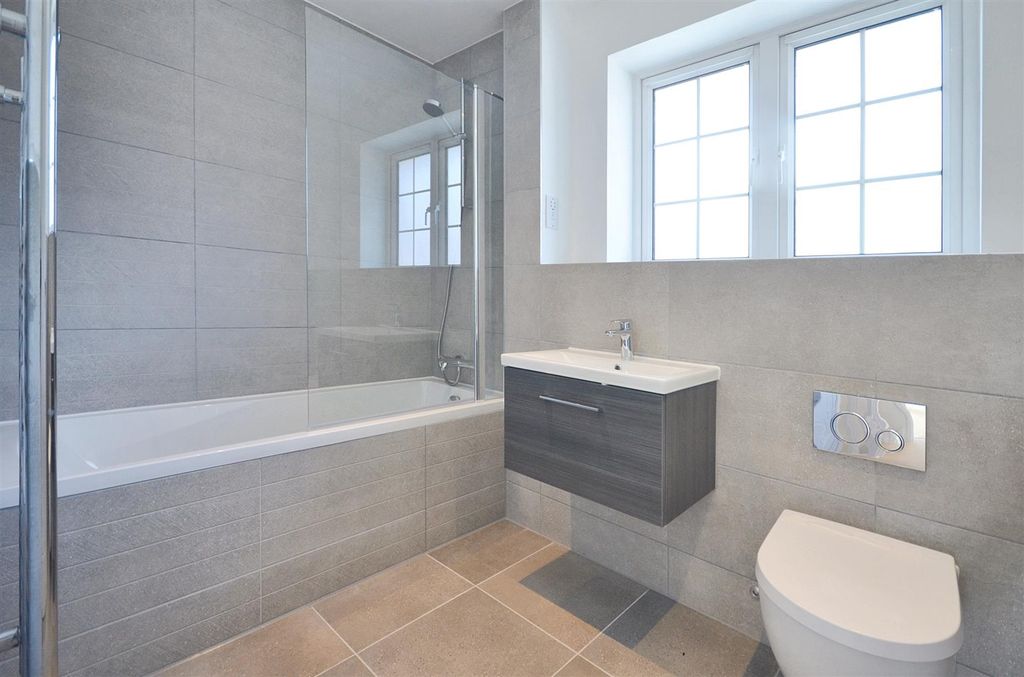 Property photo 3 of 13 Bathroom