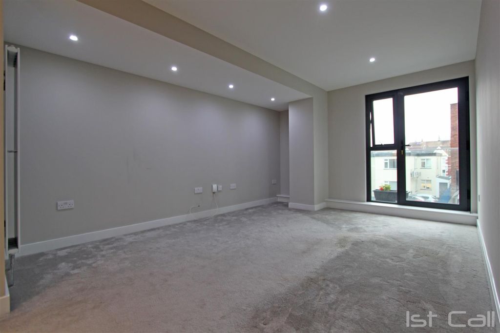 Property photo 3 of 8 Lounge_2.Jpg