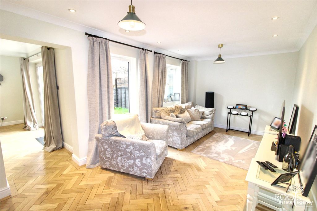 Property photo 3 of 16 Lounge