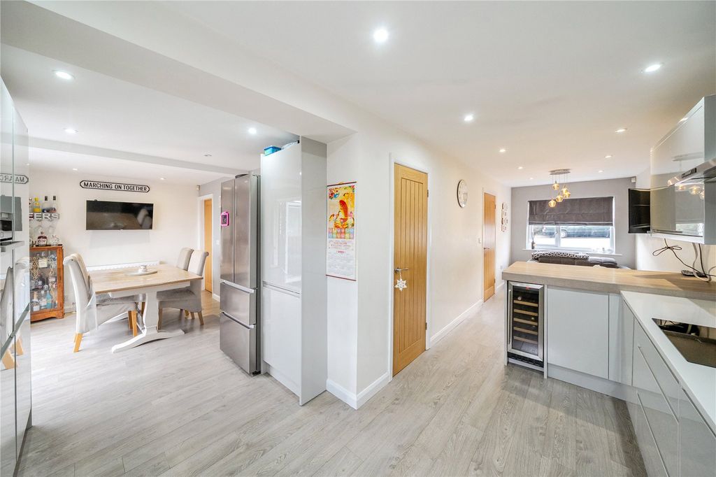 Property photo 2 of 27 Picture No. 16