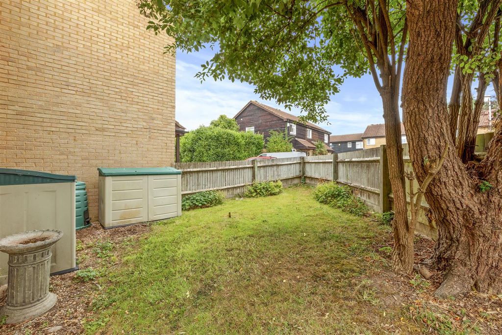 Property photo 3 of 13 64 Lansdowne Way, Hp11 1Tn-8.Jpg