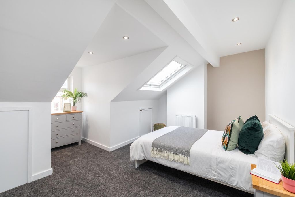 Property photo 3 of 15 Bright, Recently Refurbished Double Bedroom In A l...