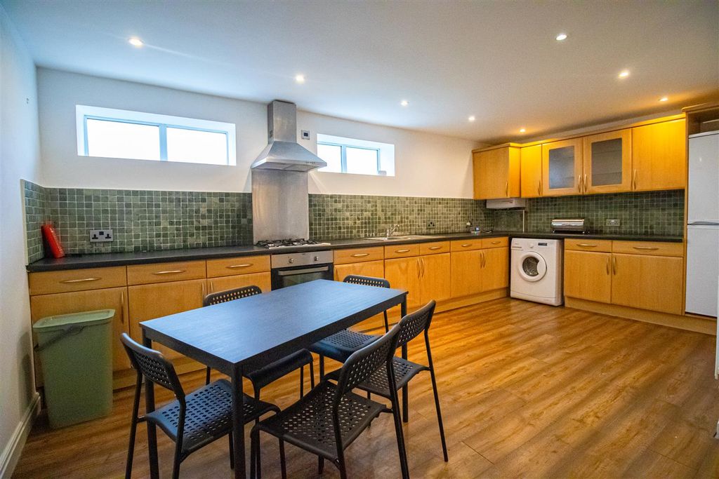 Property photo 2 of 11 Reception / Kitchen