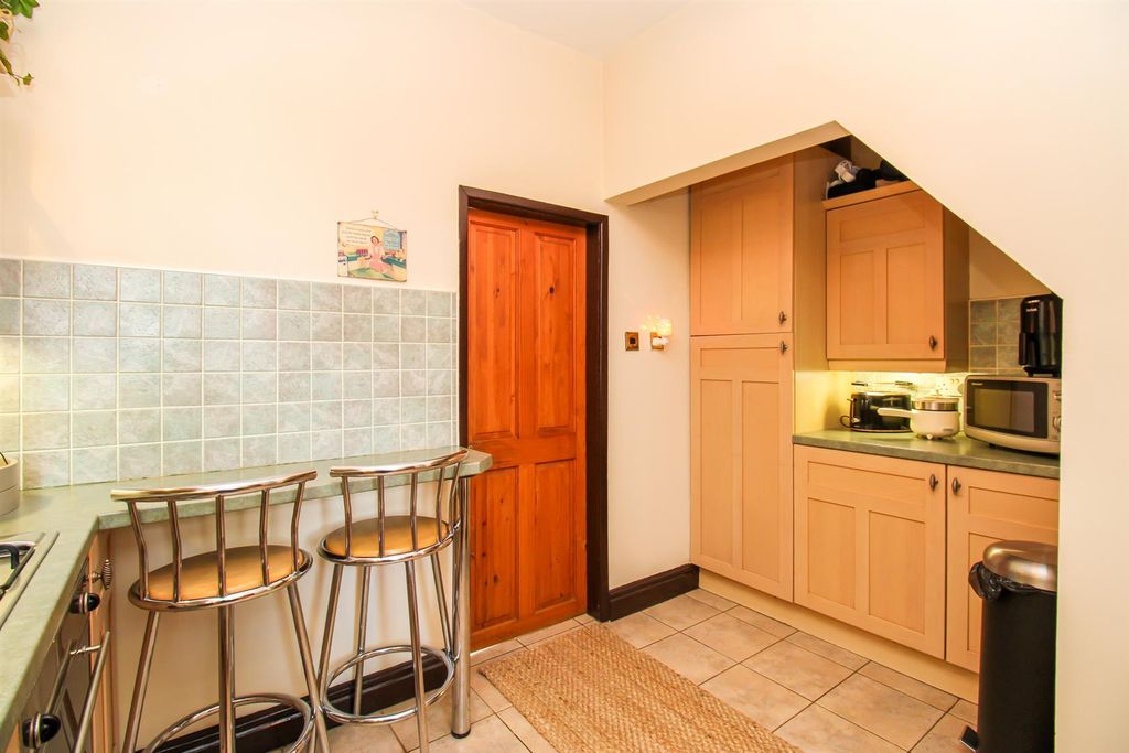 Property photo 3 of 9 Kitchen