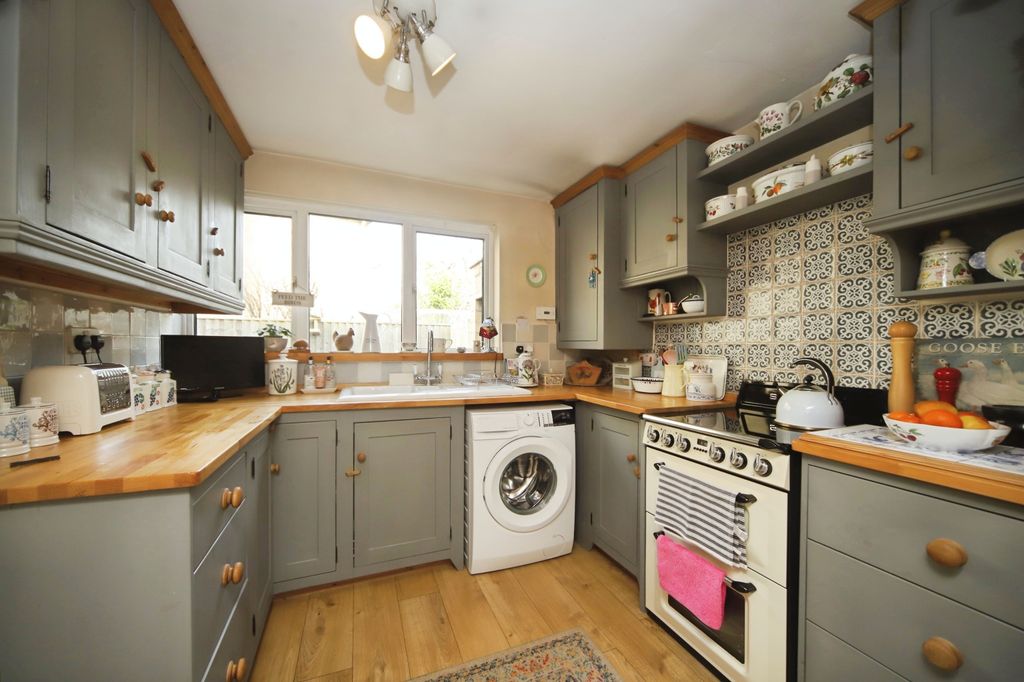 Property photo 3 of 17 Kitchen