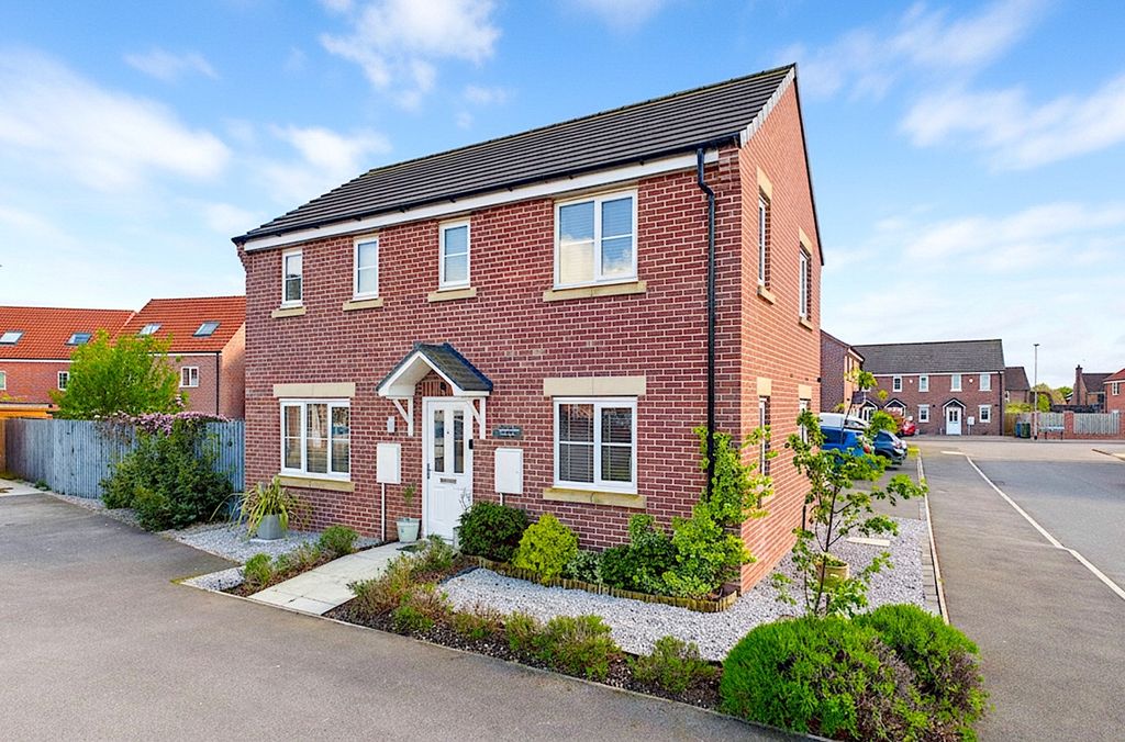 Property photo 1 of 22 7 Kirkby - Front