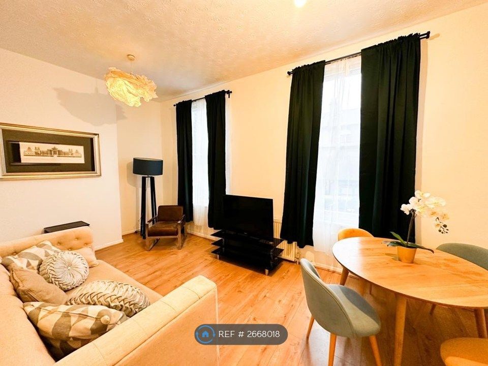 Property photo 1 of 15 Lounge/ Bedroom 4