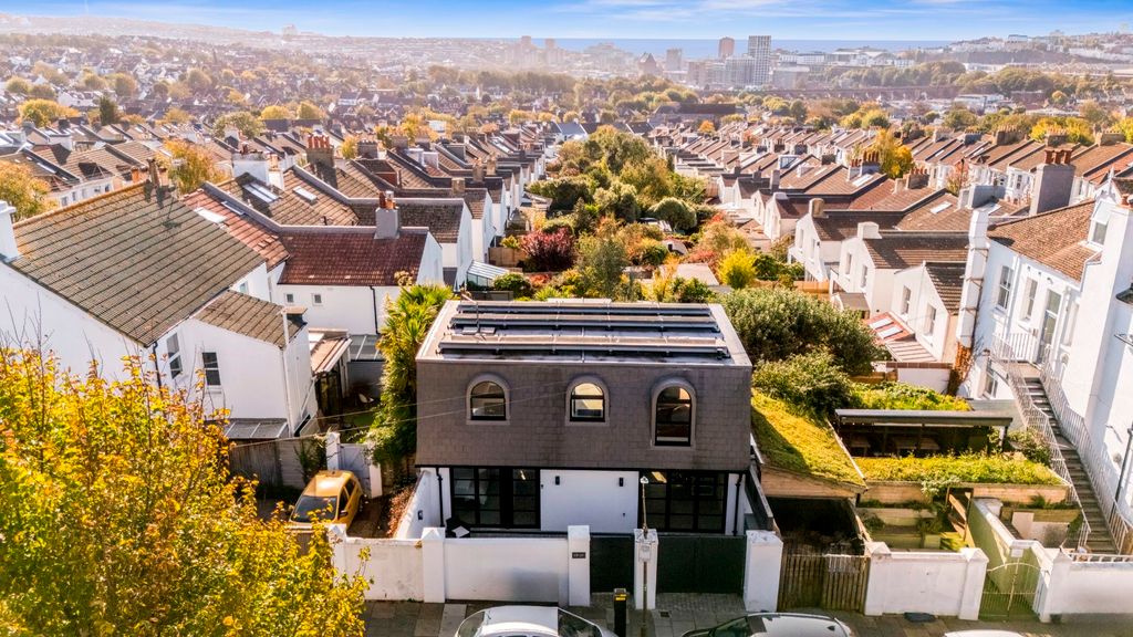 Property photo 2 of 27