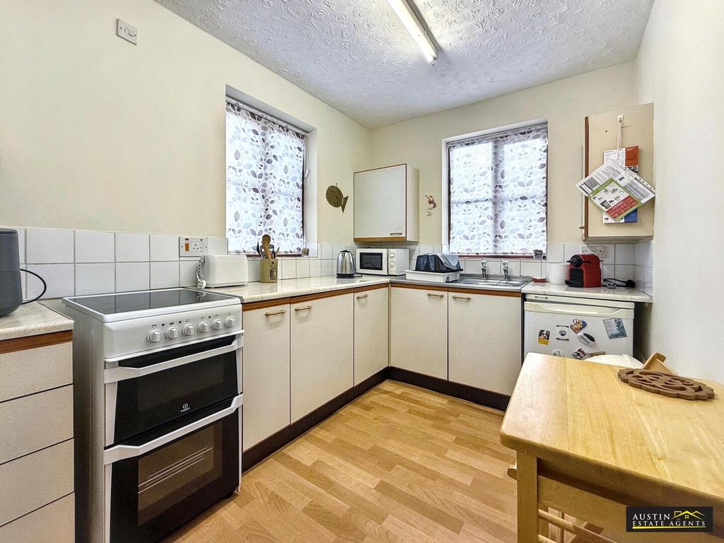 Property photo 3 of 10 Kitchen