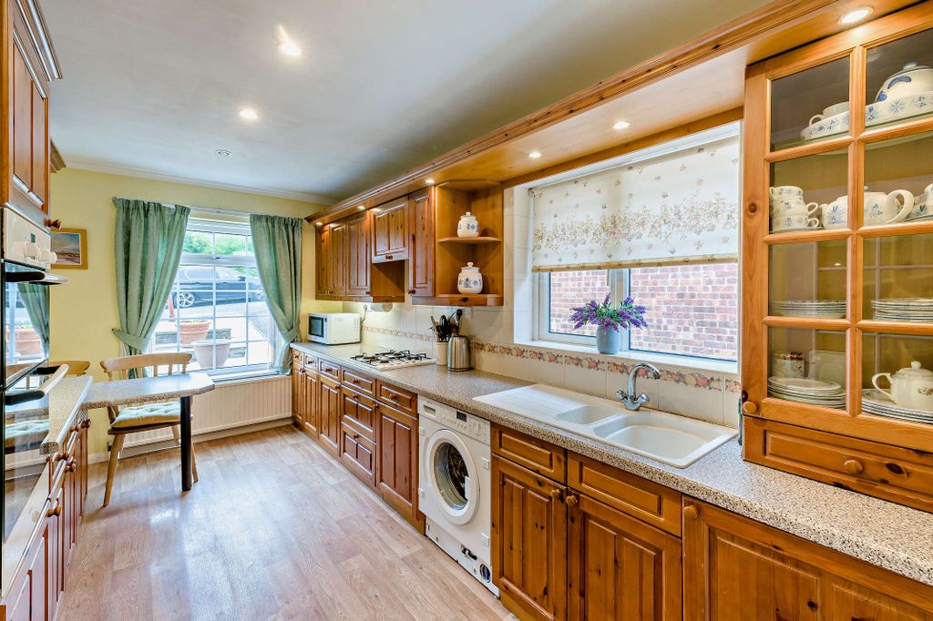 Property photo 3 of 11 Kitchen