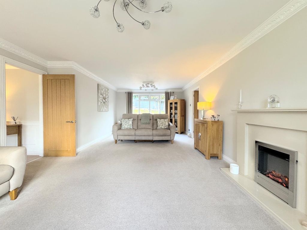 Property photo 3 of 33 Lounge