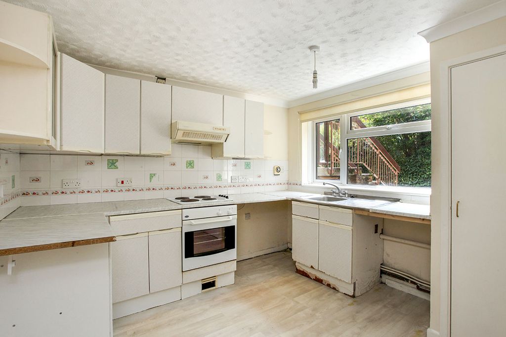 Property photo 2 of 8 Kitchen