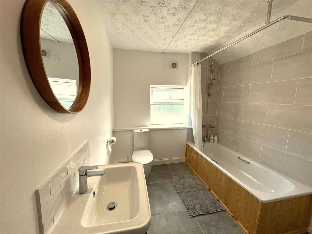 Property photo 1 of 6 Bathroom.Jpeg