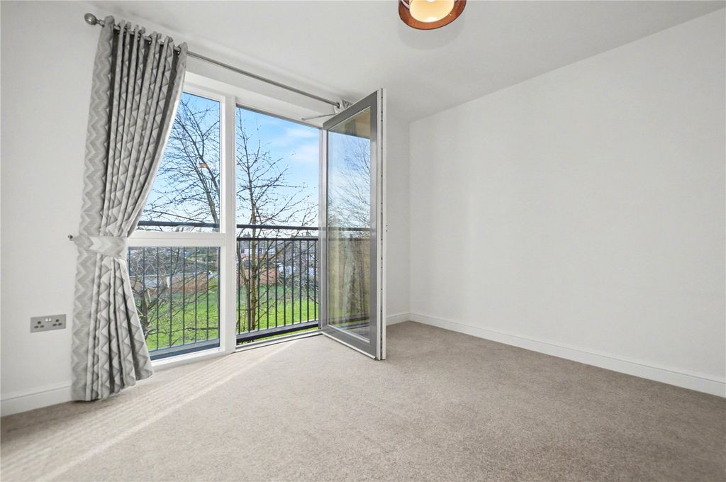 Property photo 2 of 18 Picture No. 12